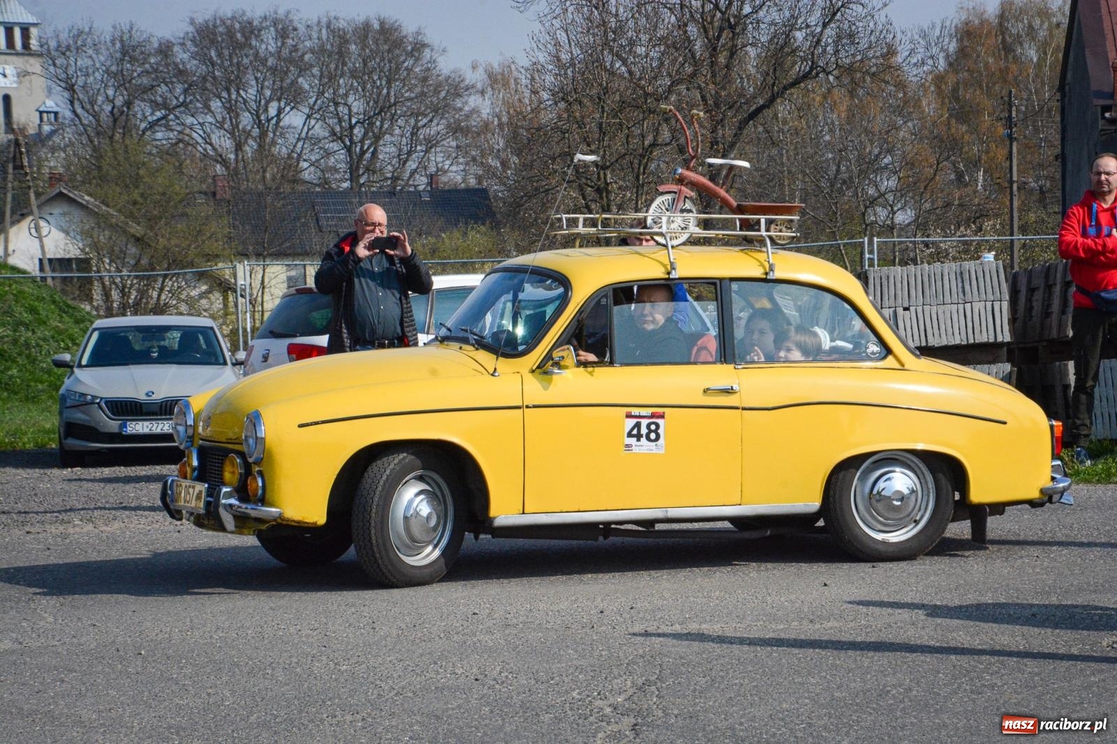 Zdjęcie w galerii na portalu naszraciborz.pl: Z Tajlandii do Chałupek: Kultowe Fiaty i Polonez tłumnie powitane w ojczyźnie [FOTO i WIDEO] wiadomości z regionu