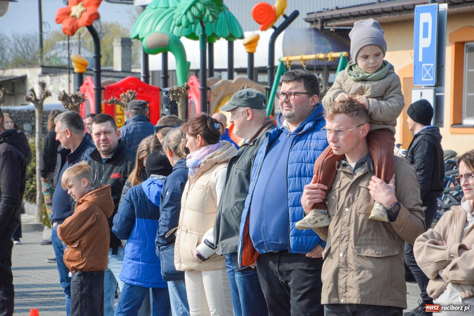 Zdjęcie w galerii na portalu naszraciborz.pl: Z Tajlandii do Chałupek: Kultowe Fiaty i Polonez tłumnie powitane w ojczyźnie [FOTO i WIDEO] wiadomości z regionu