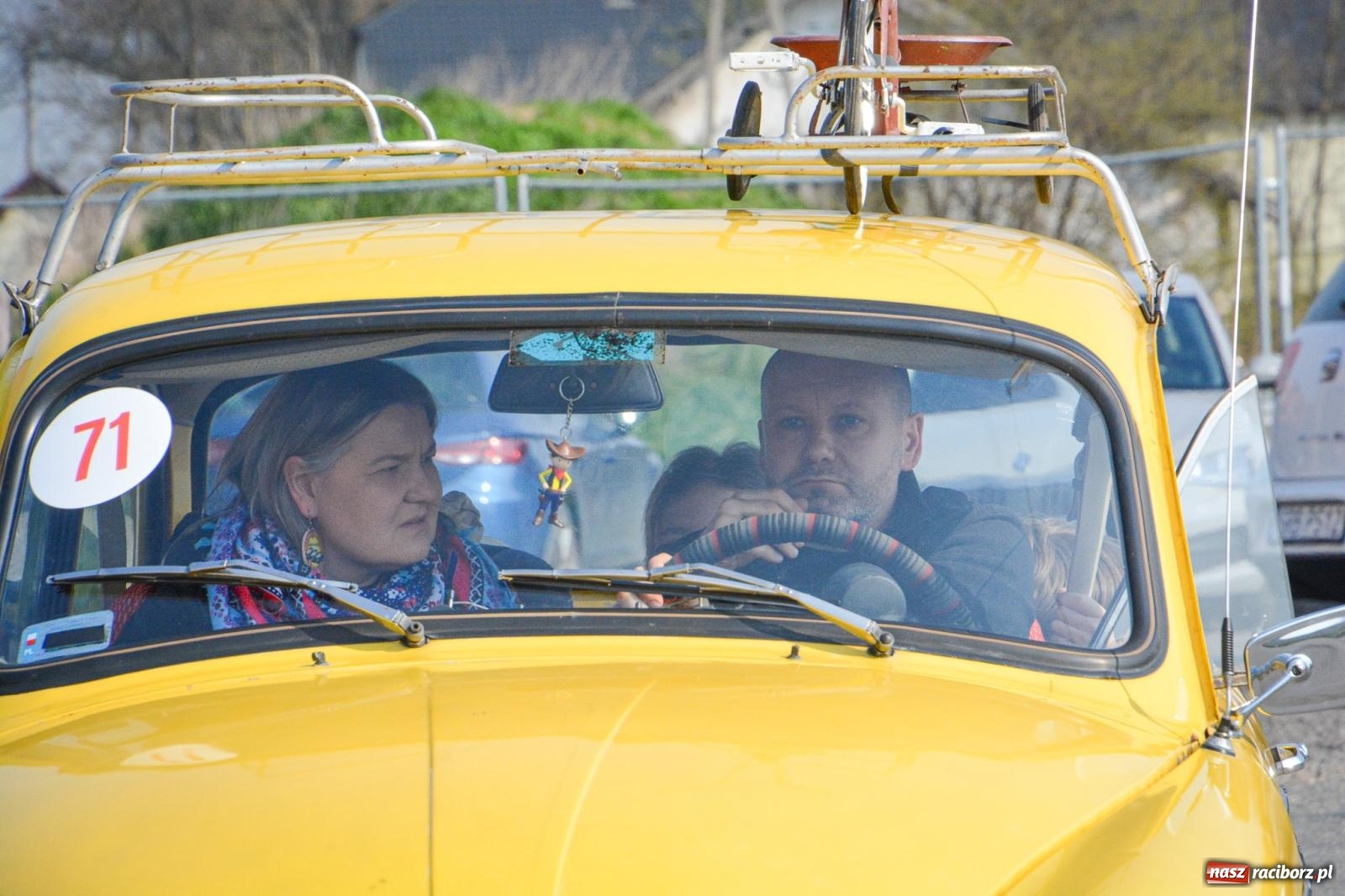 Zdjęcie w galerii na portalu naszraciborz.pl: Z Tajlandii do Chałupek: Kultowe Fiaty i Polonez tłumnie powitane w ojczyźnie [FOTO i WIDEO] wiadomości z regionu