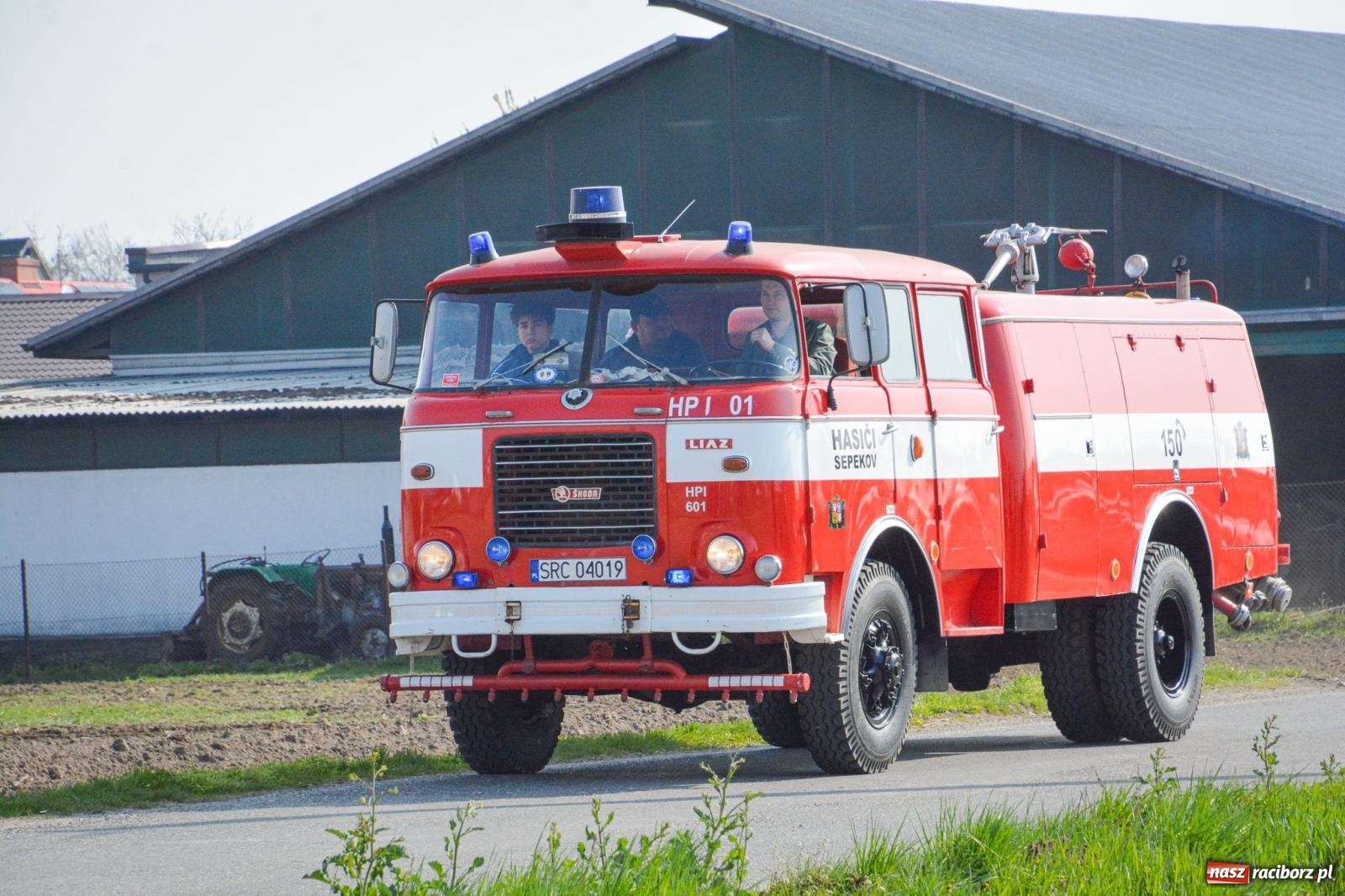 Zdjęcie w galerii na portalu naszraciborz.pl: Z Tajlandii do Chałupek: Kultowe Fiaty i Polonez tłumnie powitane w ojczyźnie [FOTO i WIDEO] wiadomości z regionu