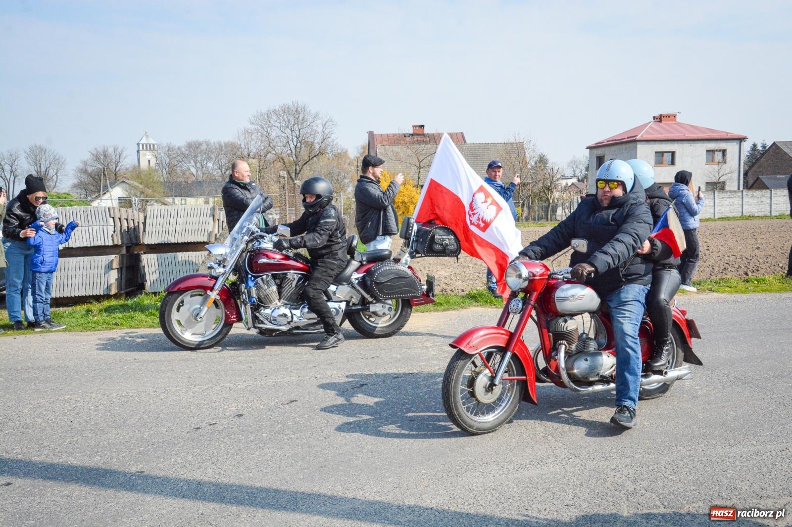 Zdjęcie w galerii na portalu naszraciborz.pl: Z Tajlandii do Chałupek: Kultowe Fiaty i Polonez tłumnie powitane w ojczyźnie [FOTO i WIDEO] wiadomości z regionu