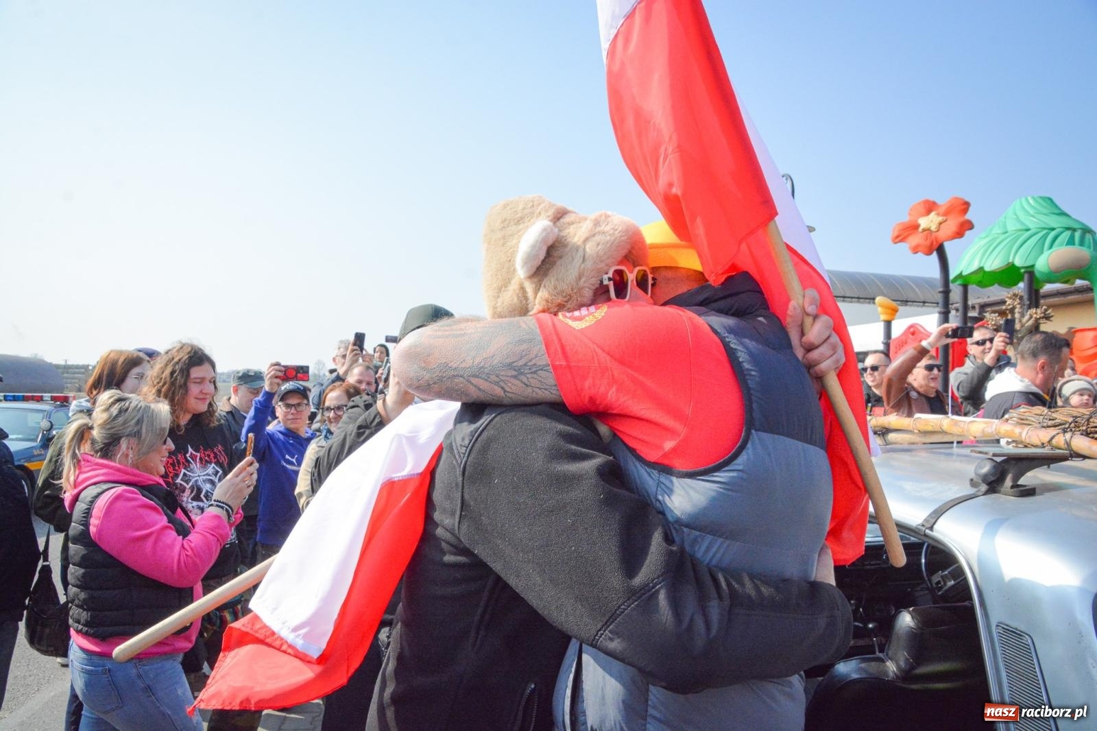 Zdjęcie w galerii na portalu naszraciborz.pl: Z Tajlandii do Chałupek: Kultowe Fiaty i Polonez tłumnie powitane w ojczyźnie [FOTO i WIDEO] wiadomości z regionu