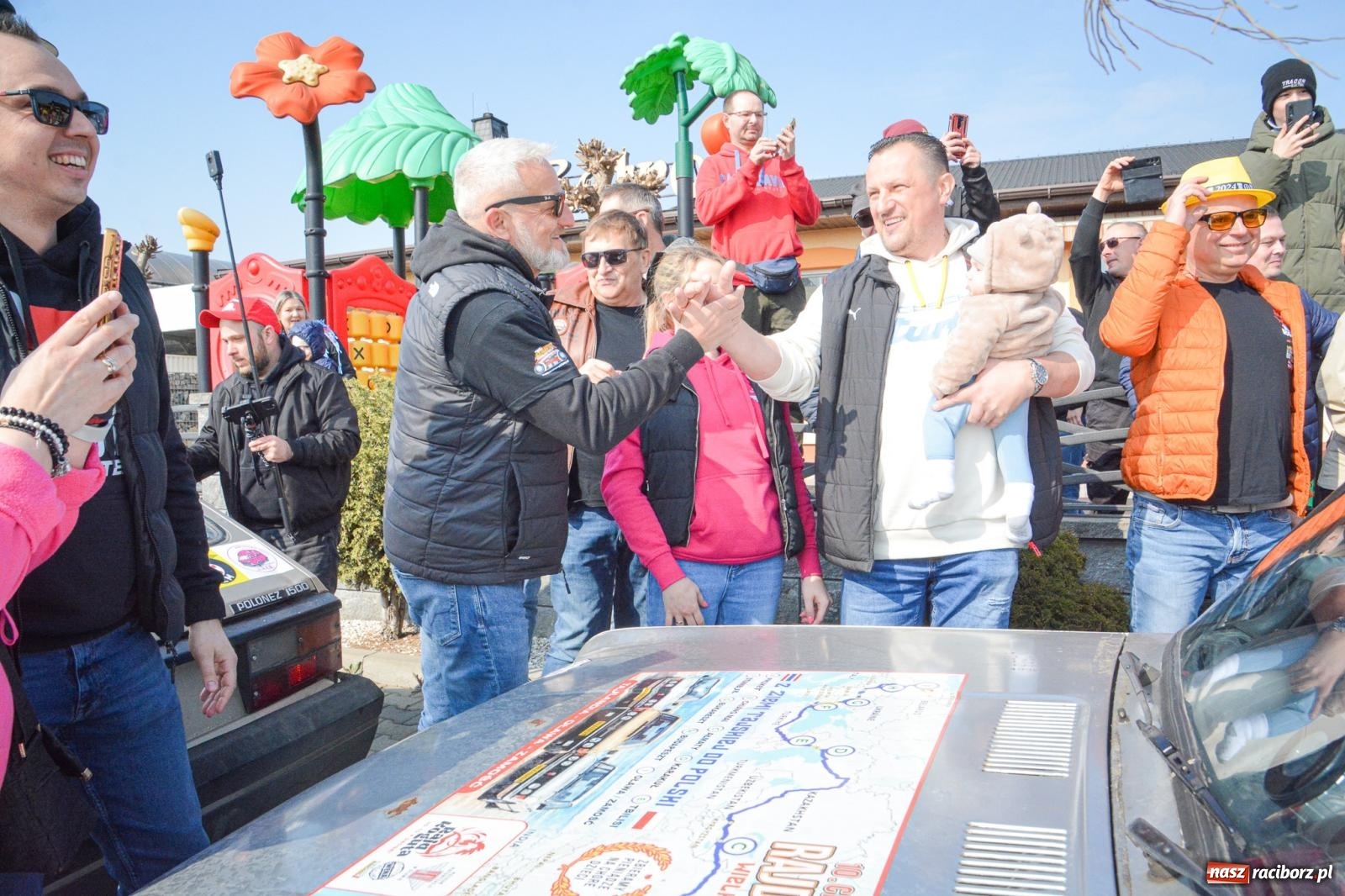 Zdjęcie w galerii na portalu naszraciborz.pl: Z Tajlandii do Chałupek: Kultowe Fiaty i Polonez tłumnie powitane w ojczyźnie [FOTO i WIDEO] wiadomości z regionu