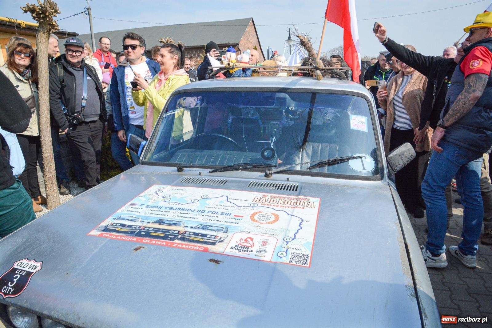 Zdjęcie w galerii na portalu naszraciborz.pl: Z Tajlandii do Chałupek: Kultowe Fiaty i Polonez tłumnie powitane w ojczyźnie [FOTO i WIDEO] wiadomości z regionu