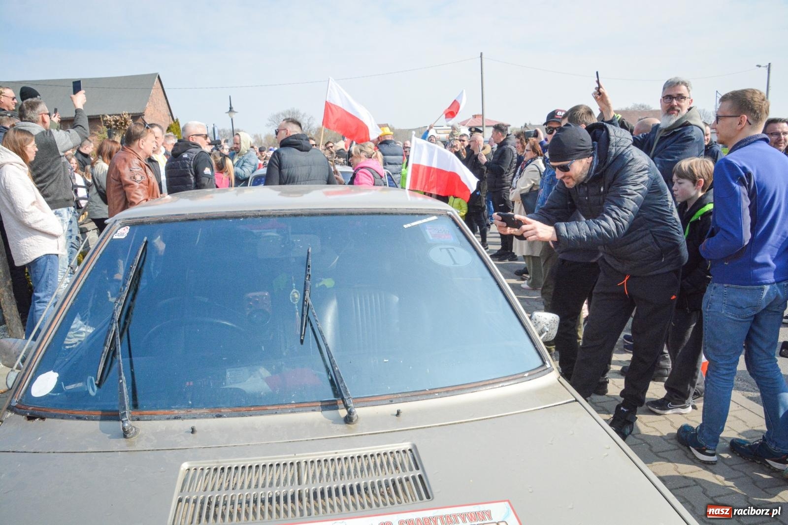 Zdjęcie w galerii na portalu naszraciborz.pl: Z Tajlandii do Chałupek: Kultowe Fiaty i Polonez tłumnie powitane w ojczyźnie [FOTO i WIDEO] wiadomości z regionu
