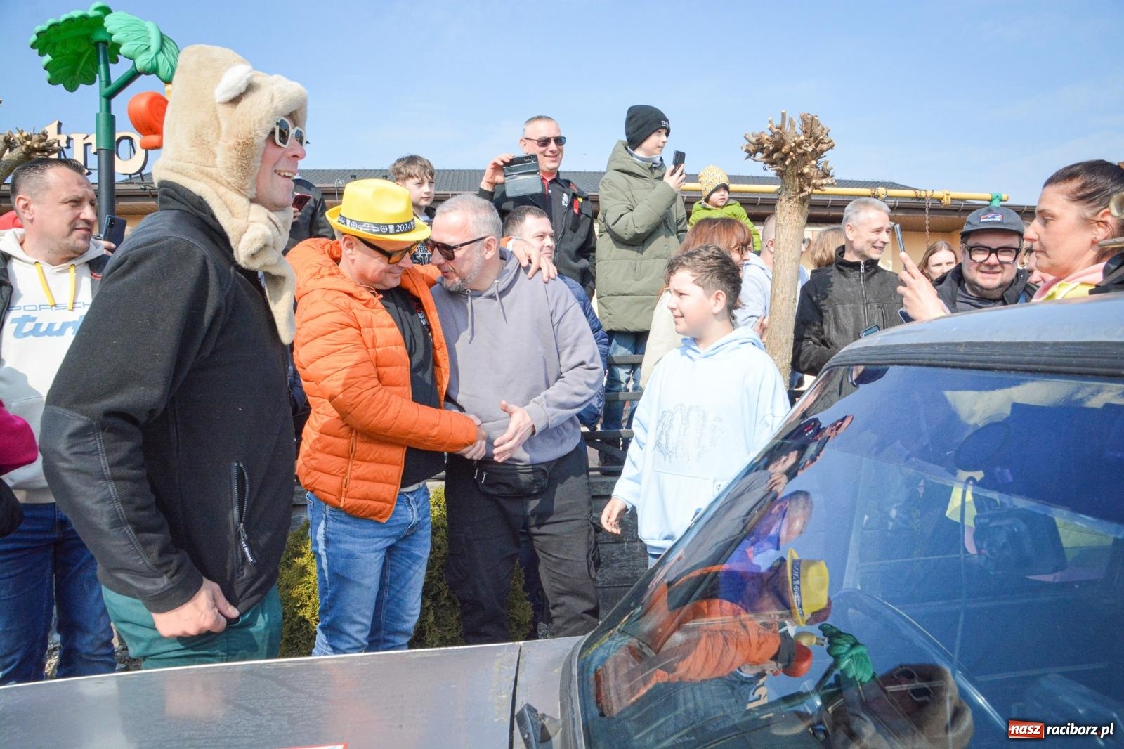 Zdjęcie w galerii na portalu naszraciborz.pl: Z Tajlandii do Chałupek: Kultowe Fiaty i Polonez tłumnie powitane w ojczyźnie [FOTO i WIDEO] wiadomości z regionu