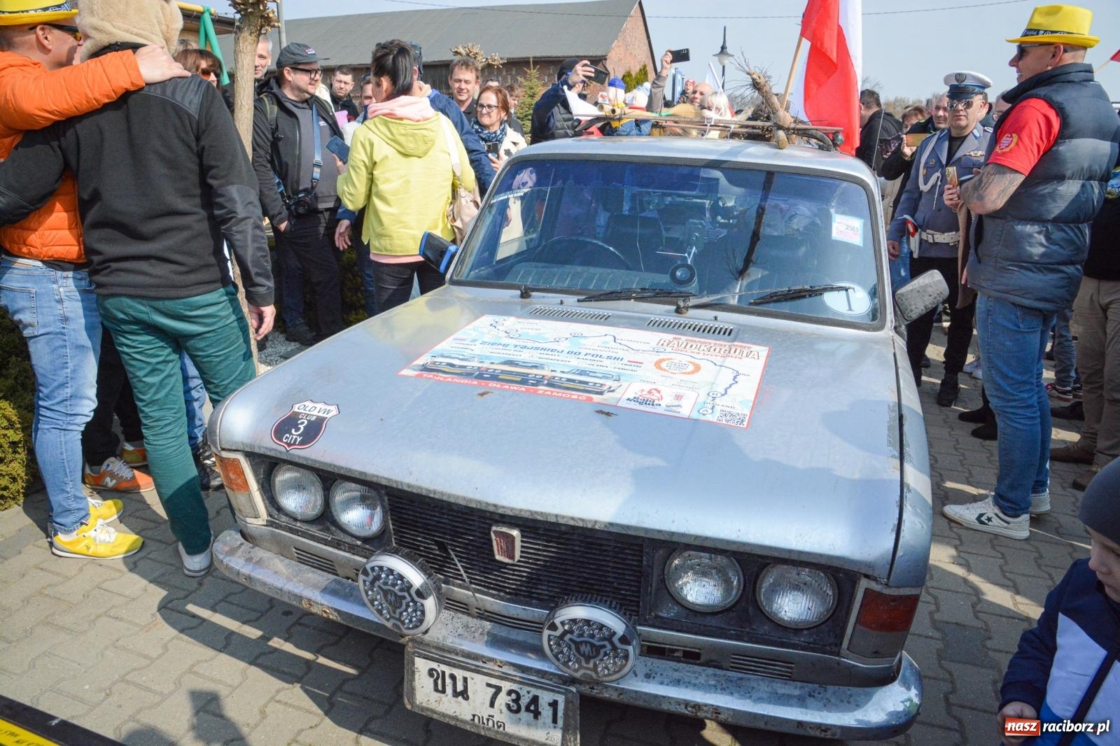 Zdjęcie w galerii na portalu naszraciborz.pl: Z Tajlandii do Chałupek: Kultowe Fiaty i Polonez tłumnie powitane w ojczyźnie [FOTO i WIDEO] wiadomości z regionu