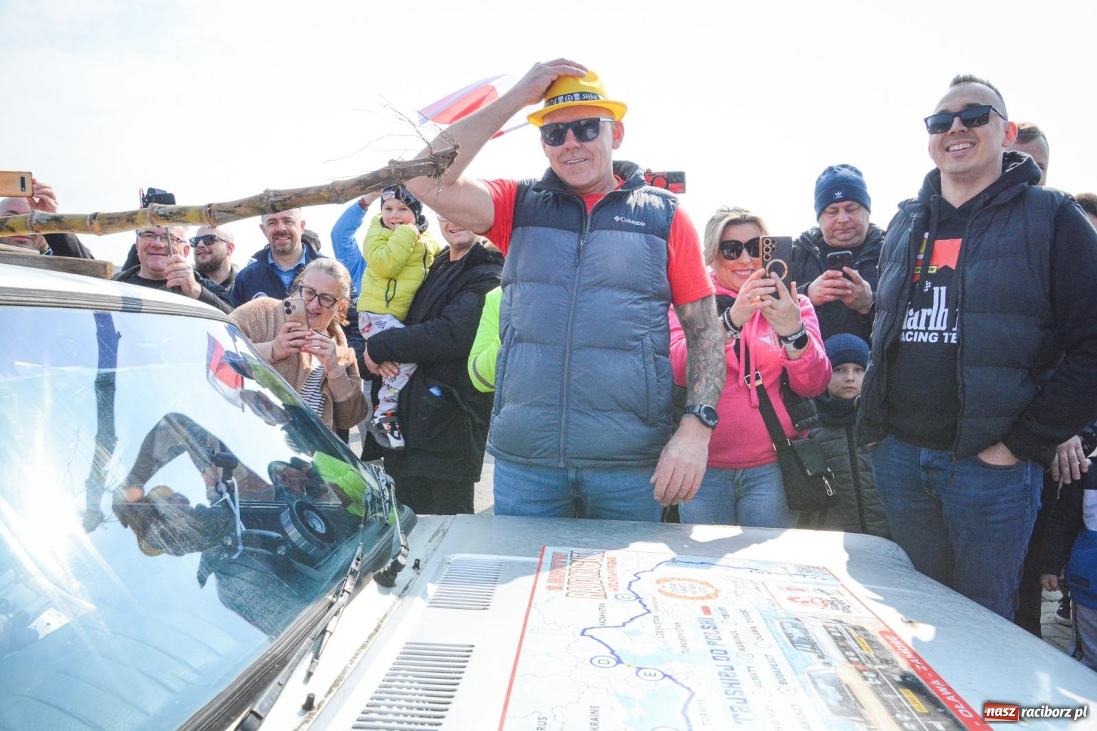 Zdjęcie w galerii na portalu naszraciborz.pl: Z Tajlandii do Chałupek: Kultowe Fiaty i Polonez tłumnie powitane w ojczyźnie [FOTO i WIDEO] wiadomości z regionu