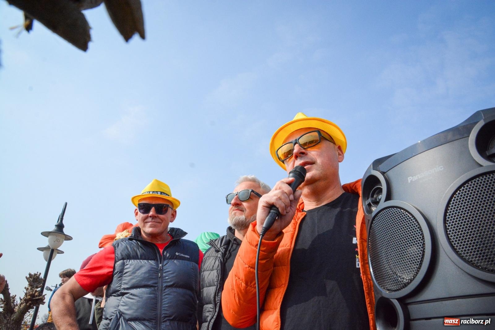 Zdjęcie w galerii na portalu naszraciborz.pl: Z Tajlandii do Chałupek: Kultowe Fiaty i Polonez tłumnie powitane w ojczyźnie [FOTO i WIDEO] wiadomości z regionu