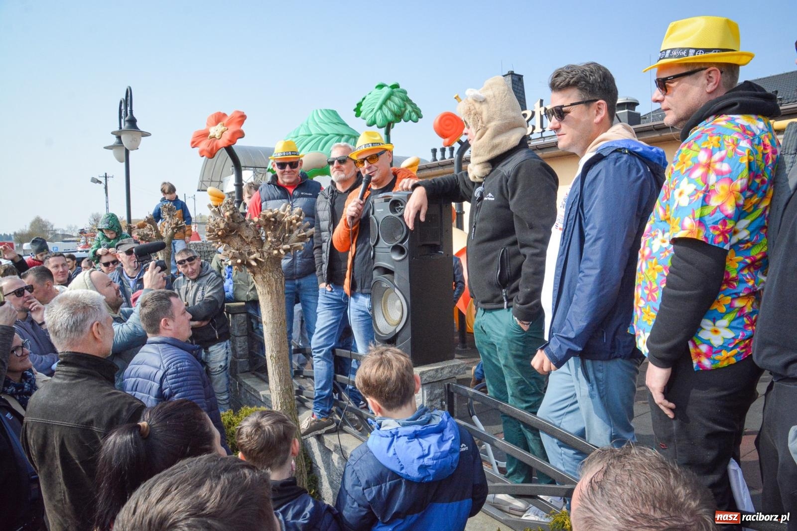 Zdjęcie w galerii na portalu naszraciborz.pl: Z Tajlandii do Chałupek: Kultowe Fiaty i Polonez tłumnie powitane w ojczyźnie [FOTO i WIDEO] wiadomości z regionu