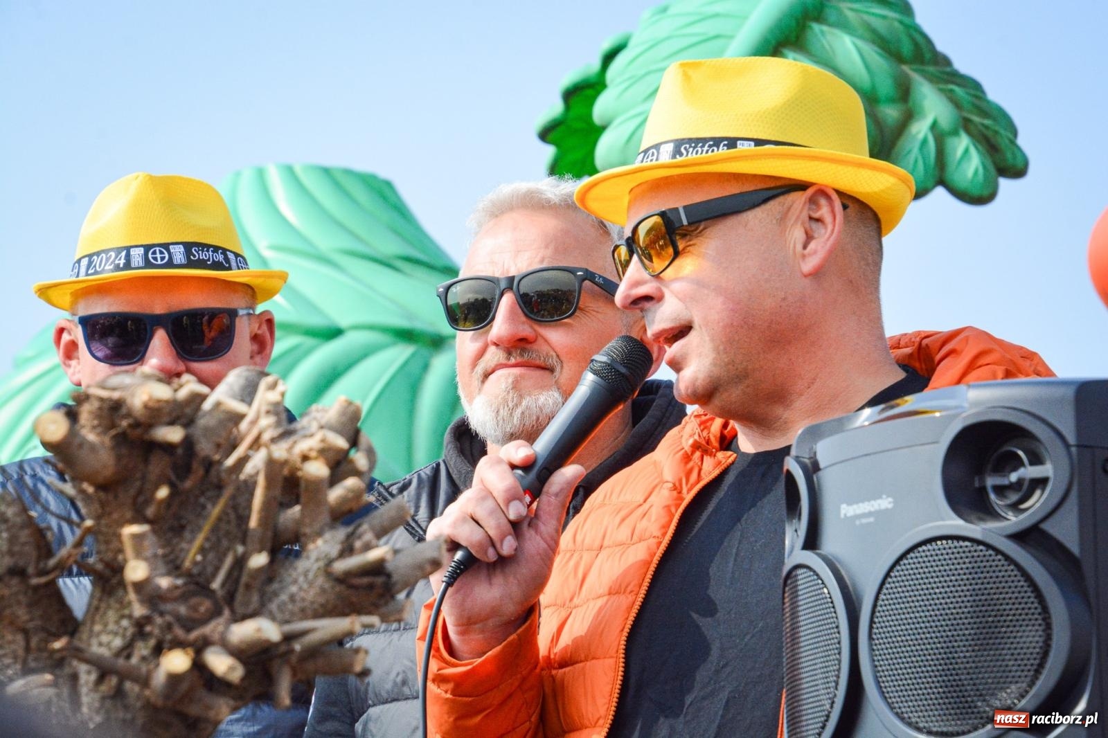 Zdjęcie w galerii na portalu naszraciborz.pl: Z Tajlandii do Chałupek: Kultowe Fiaty i Polonez tłumnie powitane w ojczyźnie [FOTO i WIDEO] wiadomości z regionu