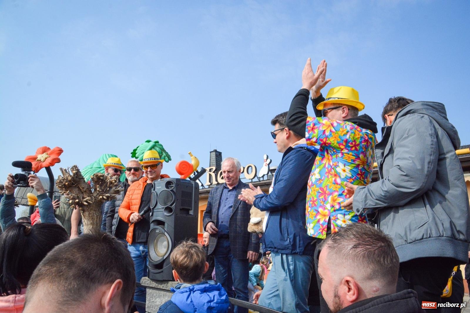 Zdjęcie w galerii na portalu naszraciborz.pl: Z Tajlandii do Chałupek: Kultowe Fiaty i Polonez tłumnie powitane w ojczyźnie [FOTO i WIDEO] wiadomości z regionu
