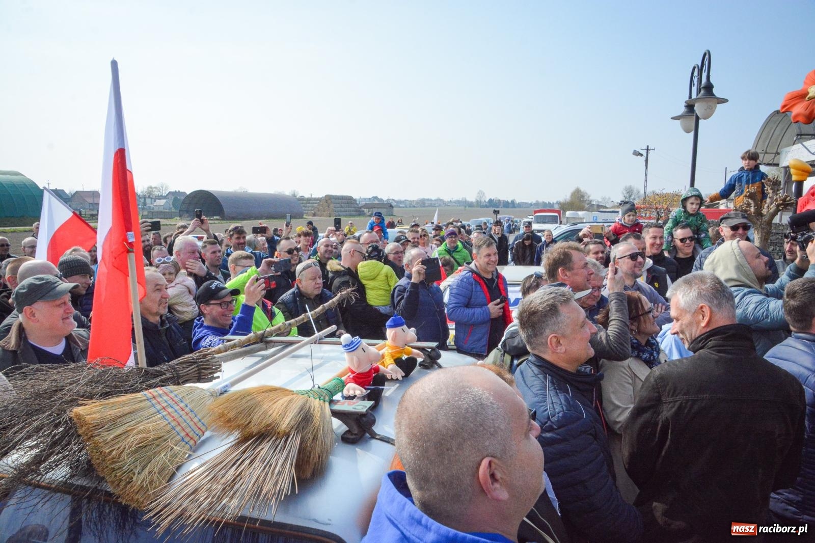 Zdjęcie w galerii na portalu naszraciborz.pl: Z Tajlandii do Chałupek: Kultowe Fiaty i Polonez tłumnie powitane w ojczyźnie [FOTO i WIDEO] wiadomości z regionu