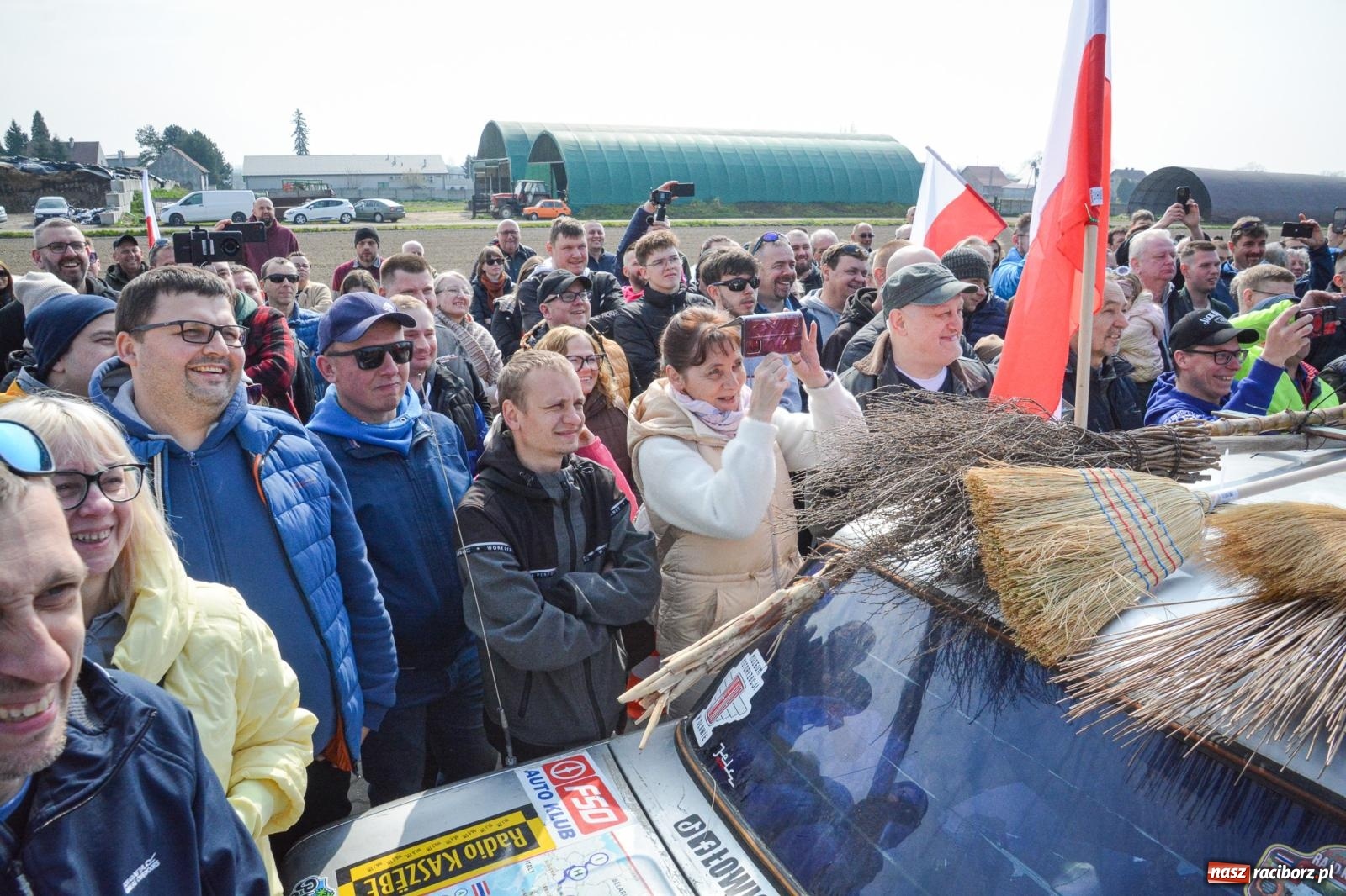 Zdjęcie w galerii na portalu naszraciborz.pl: Z Tajlandii do Chałupek: Kultowe Fiaty i Polonez tłumnie powitane w ojczyźnie [FOTO i WIDEO] wiadomości z regionu
