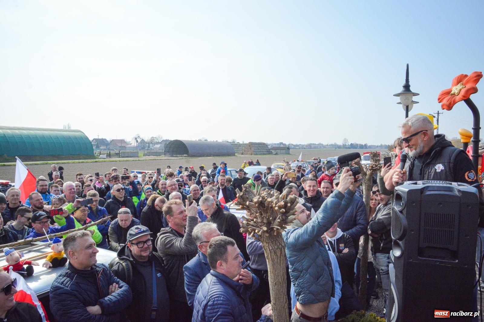 Zdjęcie w galerii na portalu naszraciborz.pl: Z Tajlandii do Chałupek: Kultowe Fiaty i Polonez tłumnie powitane w ojczyźnie [FOTO i WIDEO] wiadomości z regionu