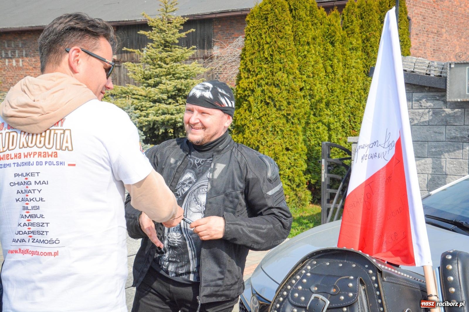 Zdjęcie w galerii na portalu naszraciborz.pl: Z Tajlandii do Chałupek: Kultowe Fiaty i Polonez tłumnie powitane w ojczyźnie [FOTO i WIDEO] wiadomości z regionu