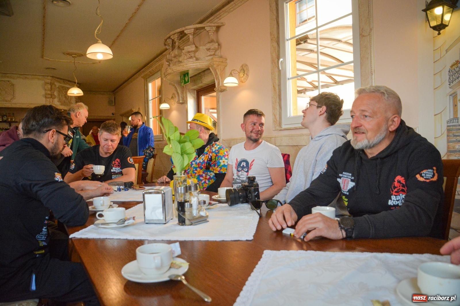 Zdjęcie w galerii na portalu naszraciborz.pl: Z Tajlandii do Chałupek: Kultowe Fiaty i Polonez tłumnie powitane w ojczyźnie [FOTO i WIDEO] wiadomości z regionu