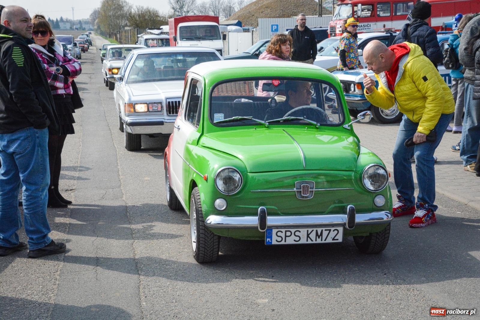 Zdjęcie w galerii na portalu naszraciborz.pl: Z Tajlandii do Chałupek: Kultowe Fiaty i Polonez tłumnie powitane w ojczyźnie [FOTO i WIDEO] wiadomości z regionu