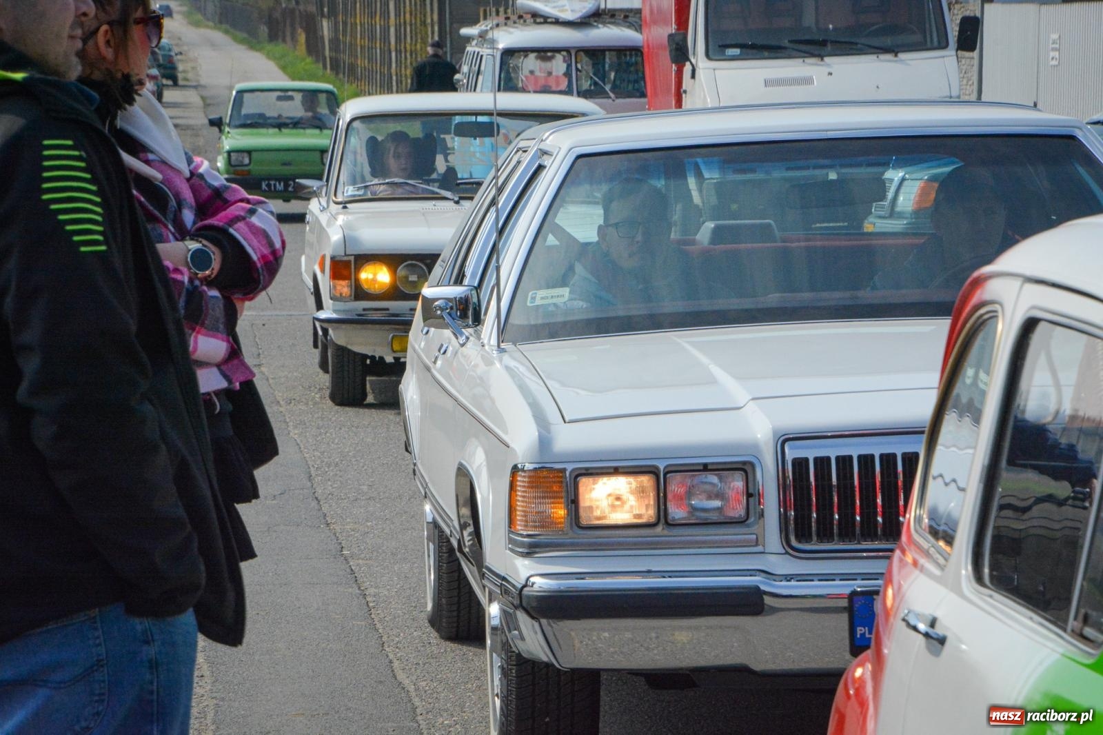 Zdjęcie w galerii na portalu naszraciborz.pl: Z Tajlandii do Chałupek: Kultowe Fiaty i Polonez tłumnie powitane w ojczyźnie [FOTO i WIDEO] wiadomości z regionu
