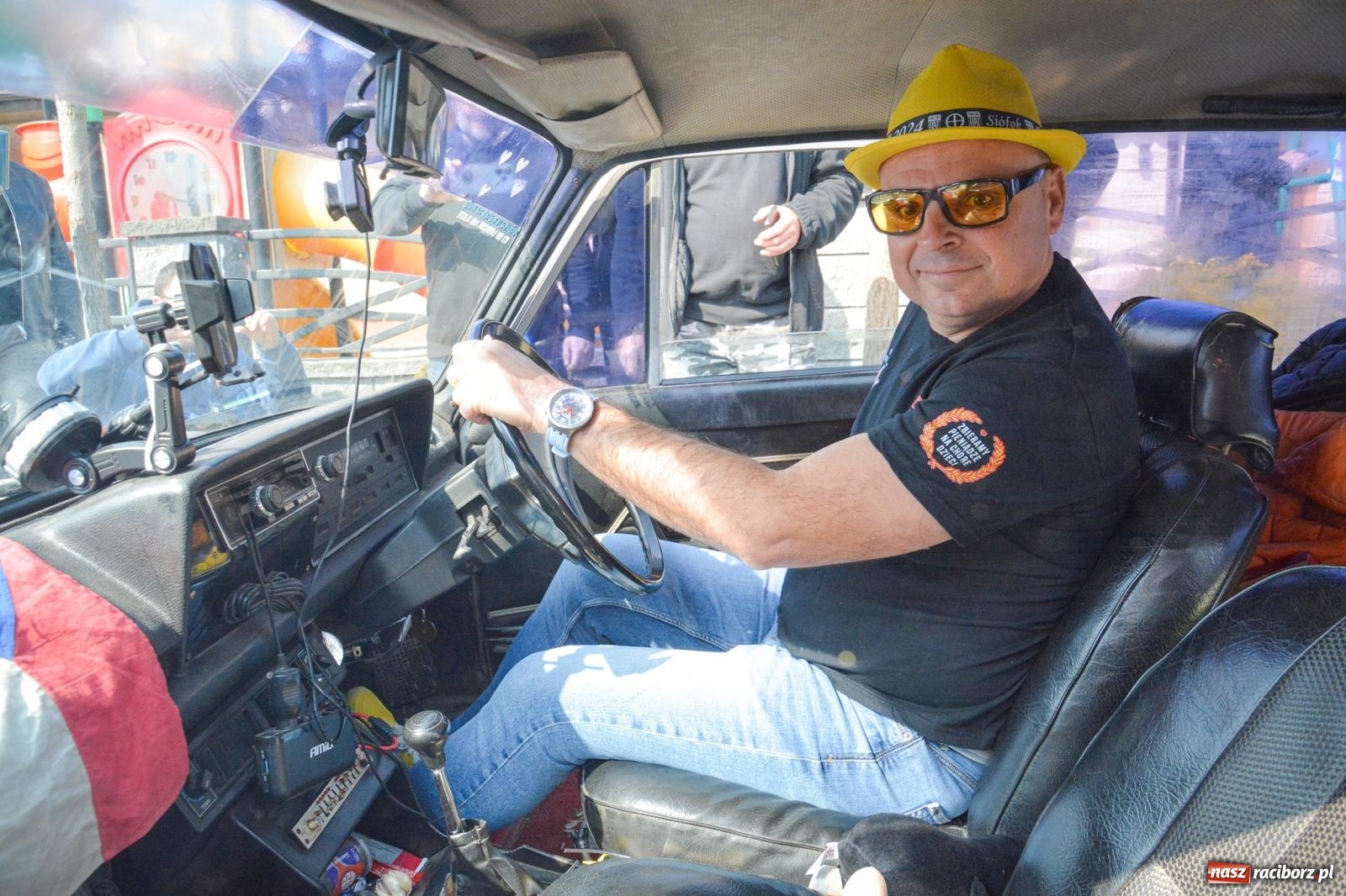 Zdjęcie w galerii na portalu naszraciborz.pl: Z Tajlandii do Chałupek: Kultowe Fiaty i Polonez tłumnie powitane w ojczyźnie [FOTO i WIDEO] wiadomości z regionu