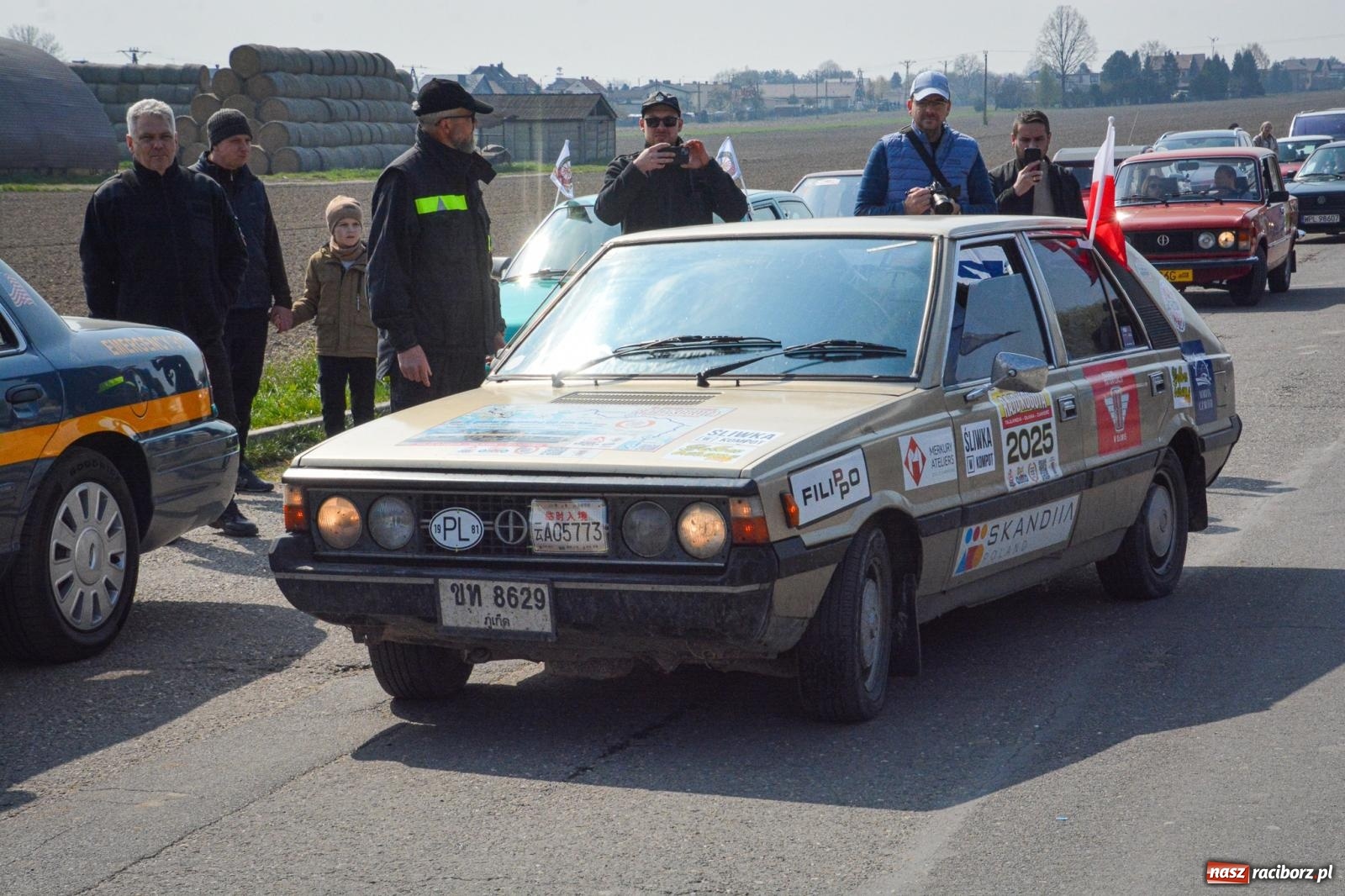 Zdjęcie w galerii na portalu naszraciborz.pl: Z Tajlandii do Chałupek: Kultowe Fiaty i Polonez tłumnie powitane w ojczyźnie [FOTO i WIDEO] wiadomości z regionu