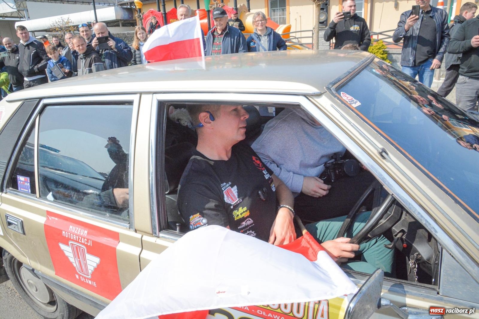 Zdjęcie w galerii na portalu naszraciborz.pl: Z Tajlandii do Chałupek: Kultowe Fiaty i Polonez tłumnie powitane w ojczyźnie [FOTO i WIDEO] wiadomości z regionu