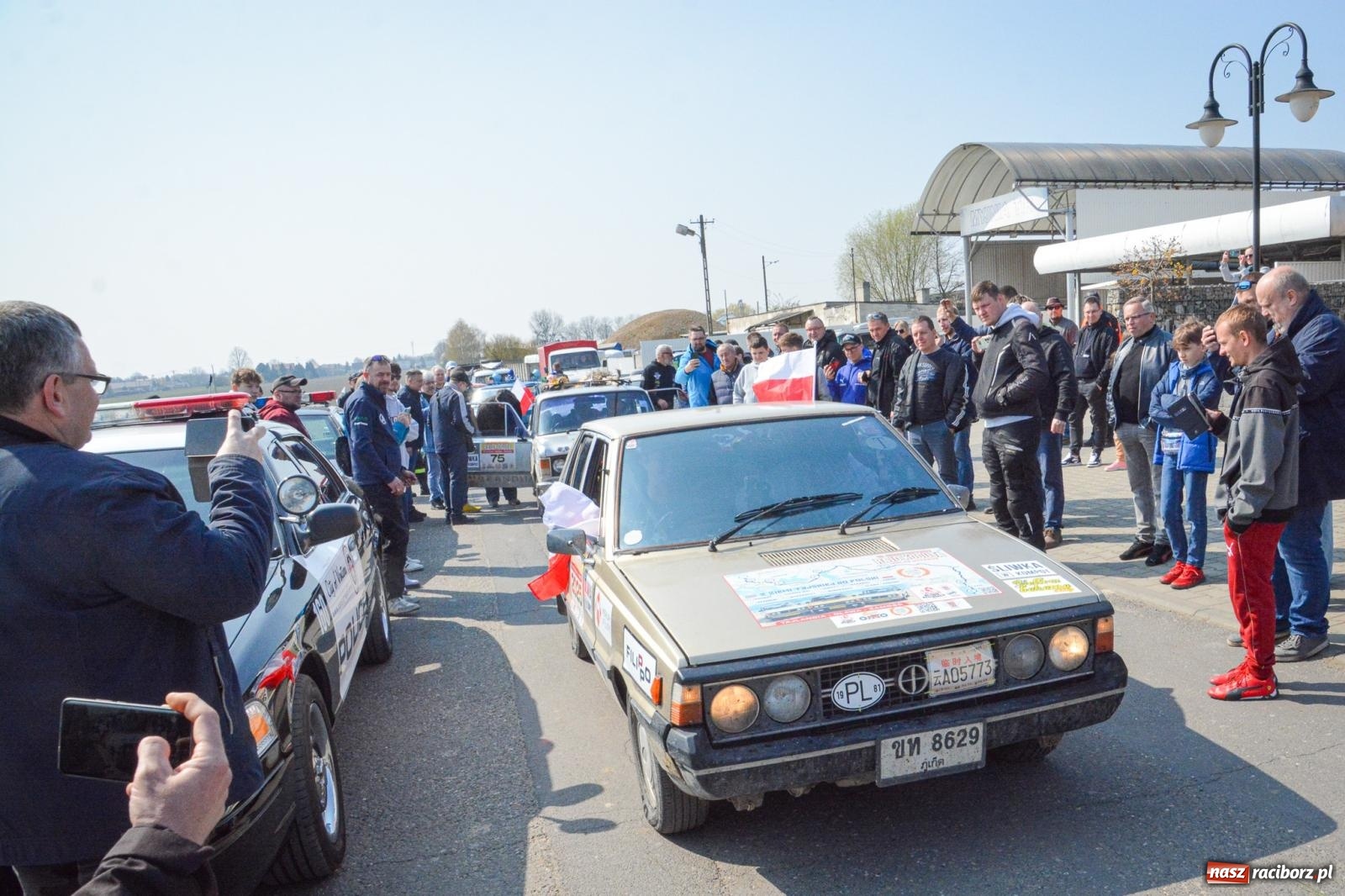 Zdjęcie w galerii na portalu naszraciborz.pl: Z Tajlandii do Chałupek: Kultowe Fiaty i Polonez tłumnie powitane w ojczyźnie [FOTO i WIDEO] wiadomości z regionu