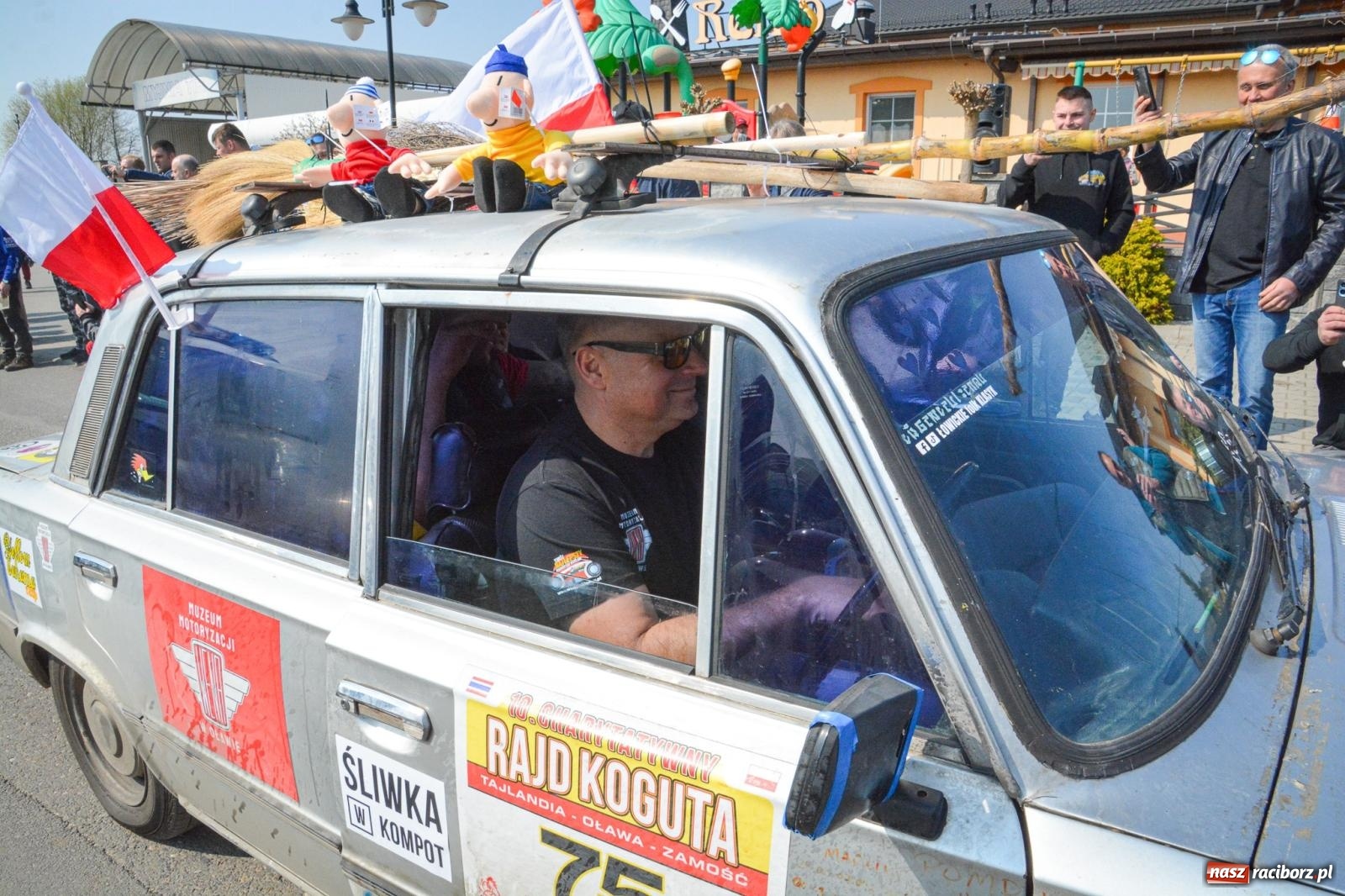 Zdjęcie w galerii na portalu naszraciborz.pl: Z Tajlandii do Chałupek: Kultowe Fiaty i Polonez tłumnie powitane w ojczyźnie [FOTO i WIDEO] wiadomości z regionu
