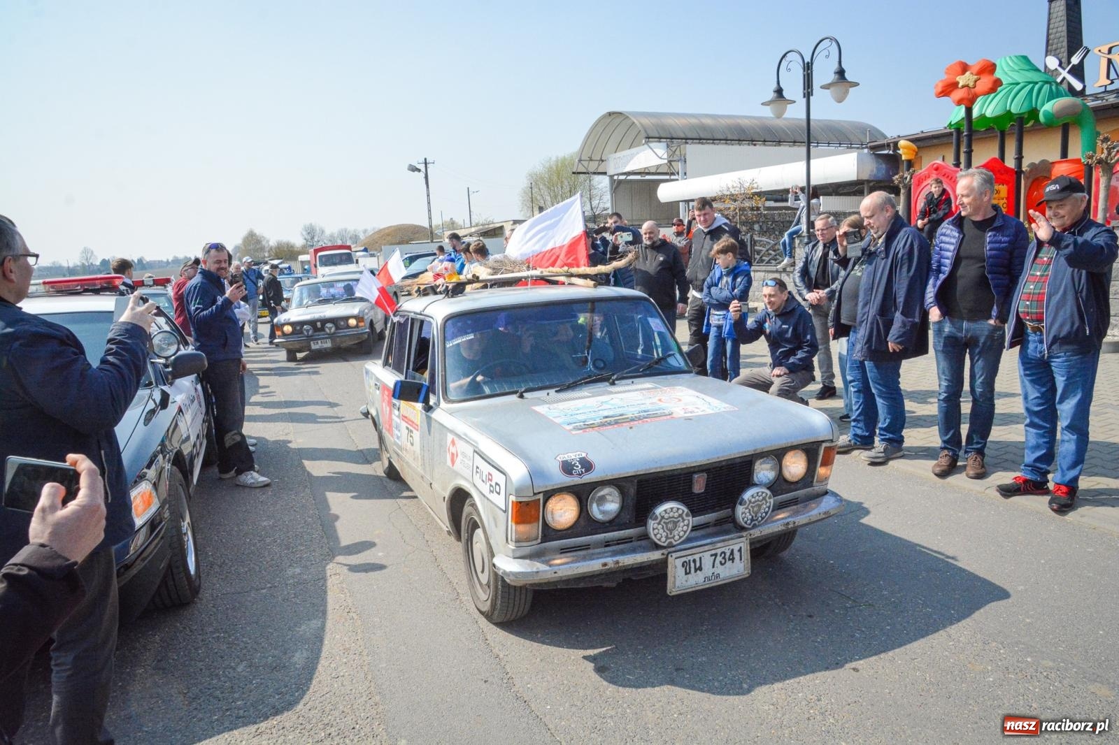 Zdjęcie w galerii na portalu naszraciborz.pl: Z Tajlandii do Chałupek: Kultowe Fiaty i Polonez tłumnie powitane w ojczyźnie [FOTO i WIDEO] wiadomości z regionu
