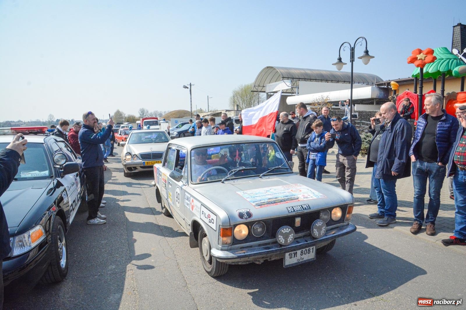 Zdjęcie w galerii na portalu naszraciborz.pl: Z Tajlandii do Chałupek: Kultowe Fiaty i Polonez tłumnie powitane w ojczyźnie [FOTO i WIDEO] wiadomości z regionu