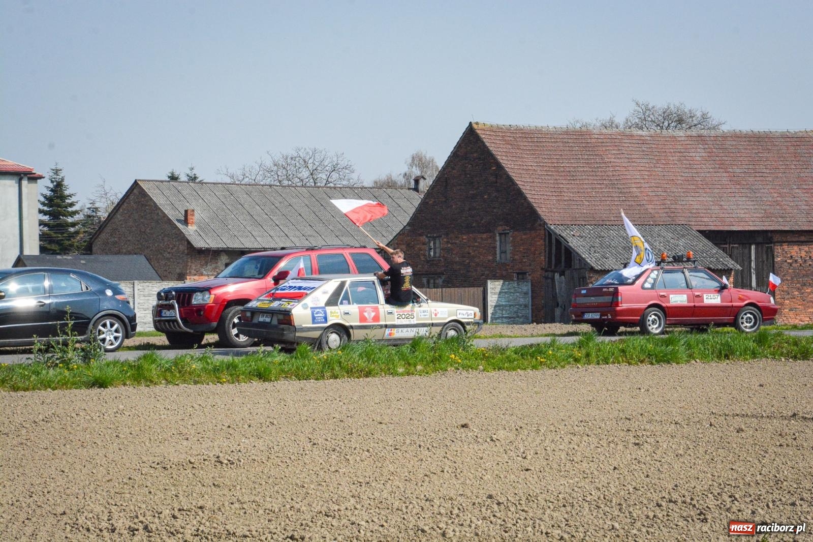 Zdjęcie w galerii na portalu naszraciborz.pl: Z Tajlandii do Chałupek: Kultowe Fiaty i Polonez tłumnie powitane w ojczyźnie [FOTO i WIDEO] wiadomości z regionu