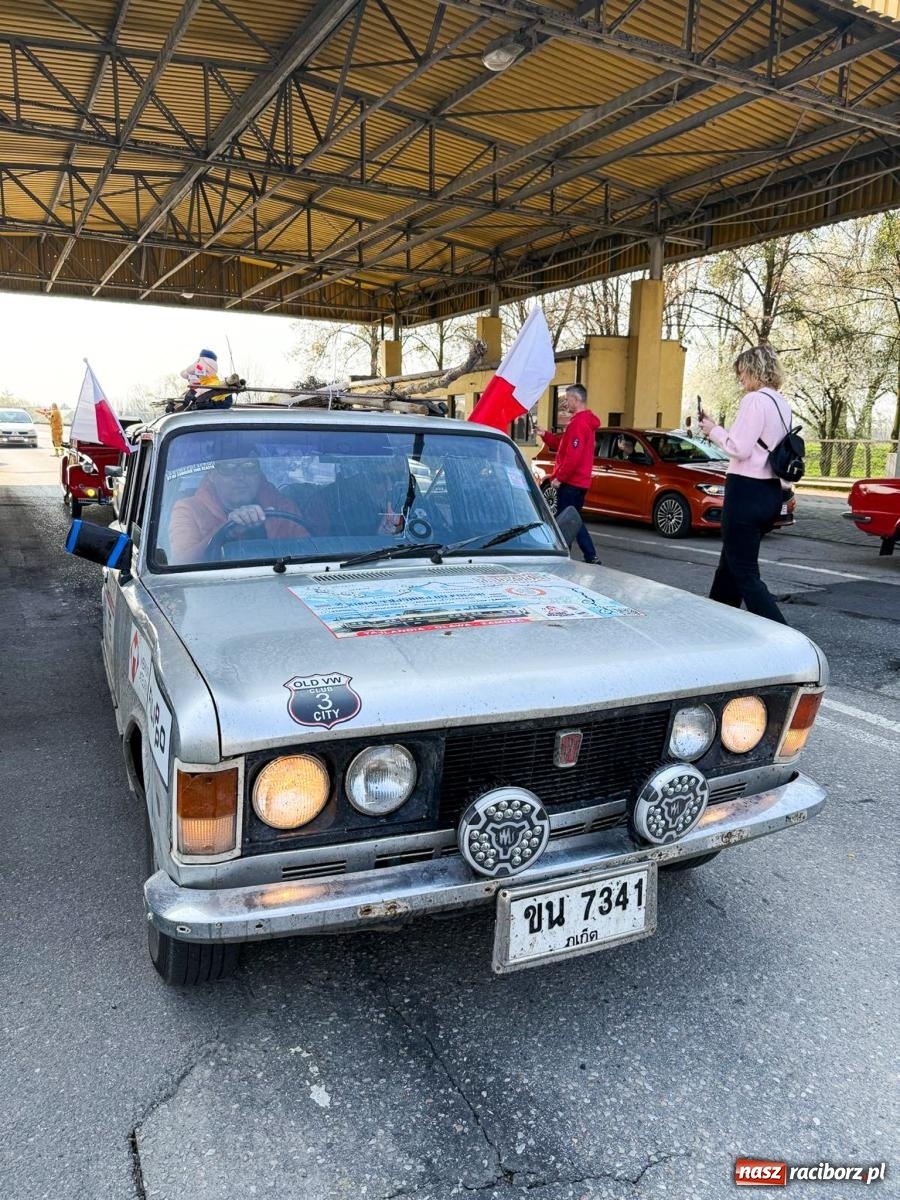Zdjęcie w galerii na portalu naszraciborz.pl: Z Tajlandii do Chałupek: Kultowe Fiaty i Polonez tłumnie powitane w ojczyźnie [FOTO i WIDEO] wiadomości z regionu