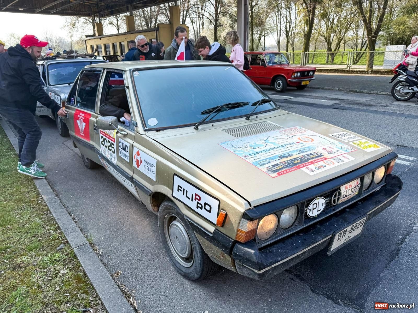 Zdjęcie w galerii na portalu naszraciborz.pl: Z Tajlandii do Chałupek: Kultowe Fiaty i Polonez tłumnie powitane w ojczyźnie [FOTO i WIDEO] wiadomości z regionu
