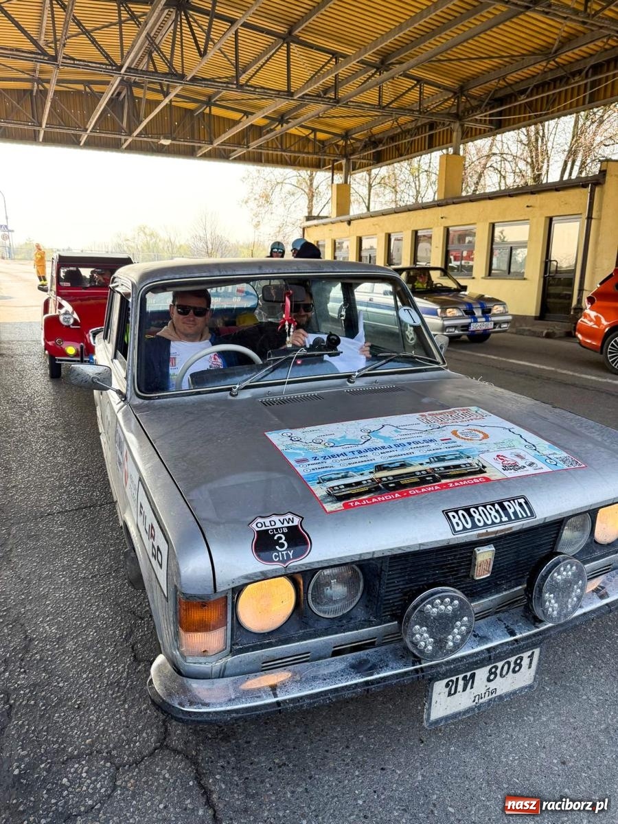 Zdjęcie w galerii na portalu naszraciborz.pl: Z Tajlandii do Chałupek: Kultowe Fiaty i Polonez tłumnie powitane w ojczyźnie [FOTO i WIDEO] wiadomości z regionu