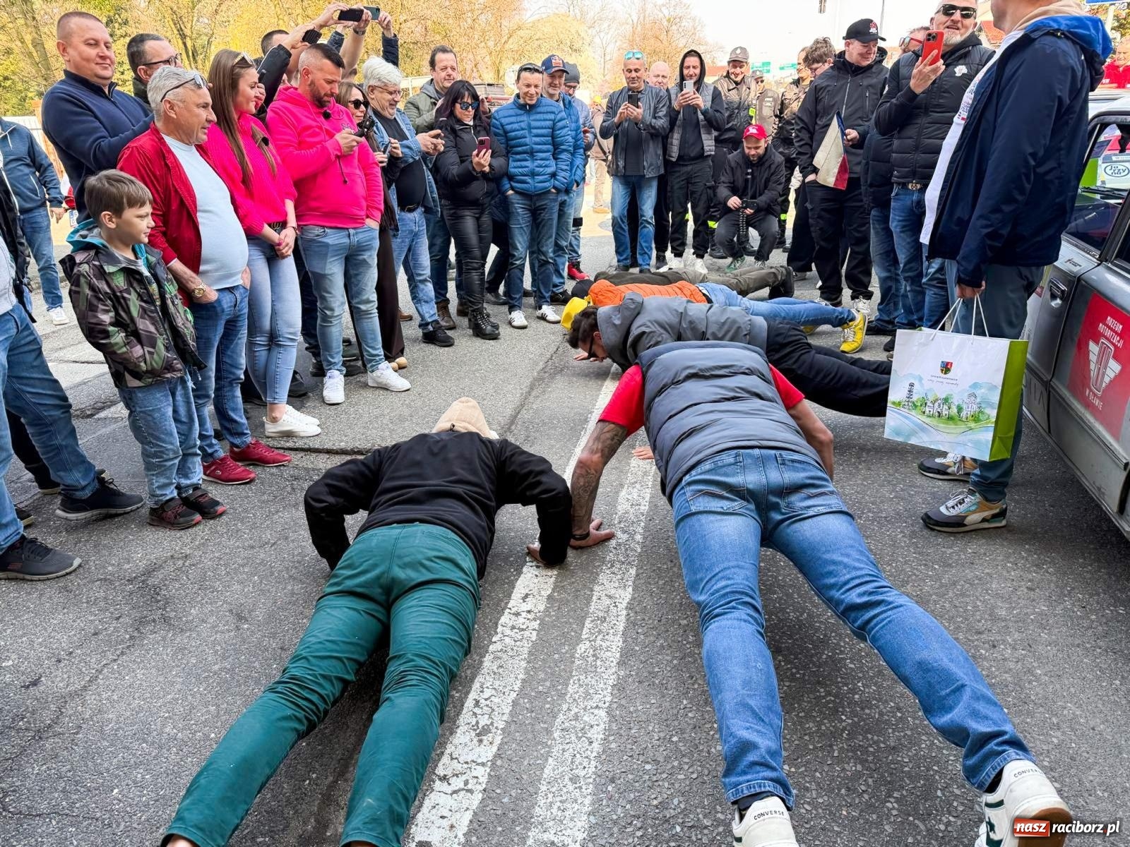 Zdjęcie w galerii na portalu naszraciborz.pl: Z Tajlandii do Chałupek: Kultowe Fiaty i Polonez tłumnie powitane w ojczyźnie [FOTO i WIDEO] wiadomości z regionu