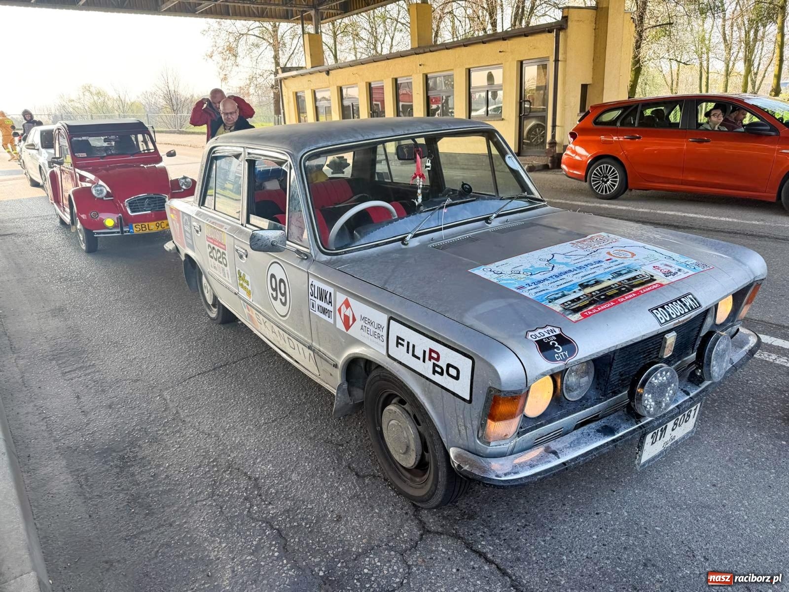 Zdjęcie w galerii na portalu naszraciborz.pl: Z Tajlandii do Chałupek: Kultowe Fiaty i Polonez tłumnie powitane w ojczyźnie [FOTO i WIDEO] wiadomości z regionu