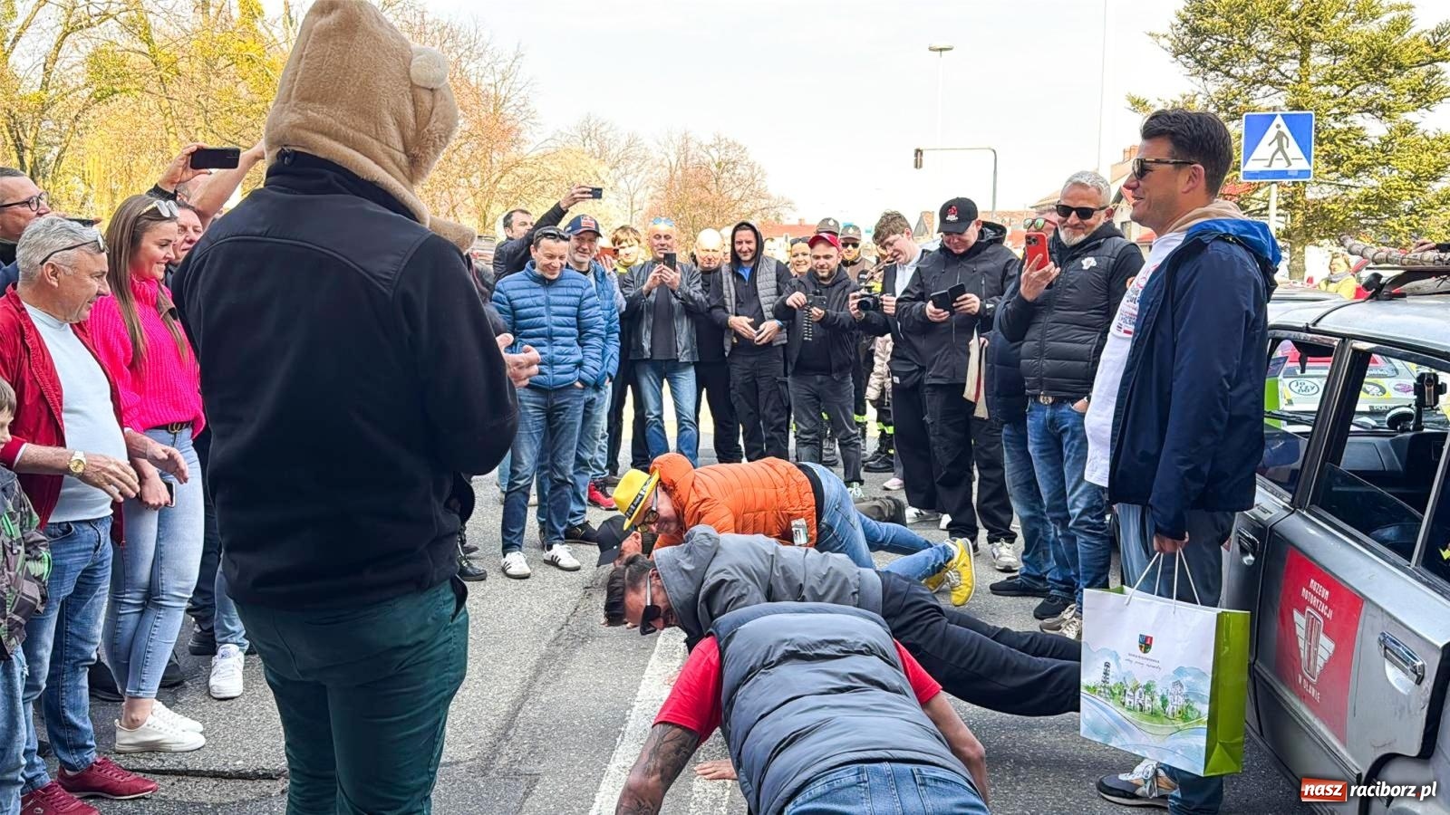 Zdjęcie w galerii na portalu naszraciborz.pl: Z Tajlandii do Chałupek: Kultowe Fiaty i Polonez tłumnie powitane w ojczyźnie [FOTO i WIDEO] wiadomości z regionu