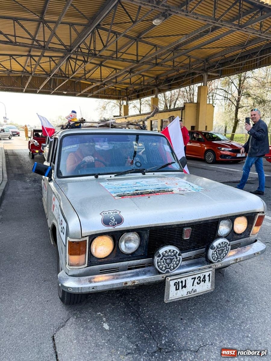 Zdjęcie w galerii na portalu naszraciborz.pl: Z Tajlandii do Chałupek: Kultowe Fiaty i Polonez tłumnie powitane w ojczyźnie [FOTO i WIDEO] wiadomości z regionu