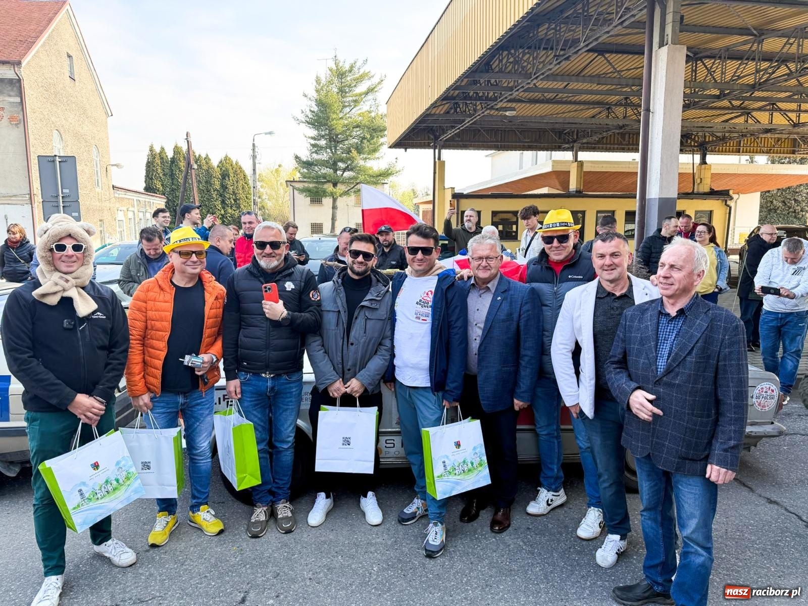 Zdjęcie w galerii na portalu naszraciborz.pl: Z Tajlandii do Chałupek: Kultowe Fiaty i Polonez tłumnie powitane w ojczyźnie [FOTO i WIDEO] wiadomości z regionu