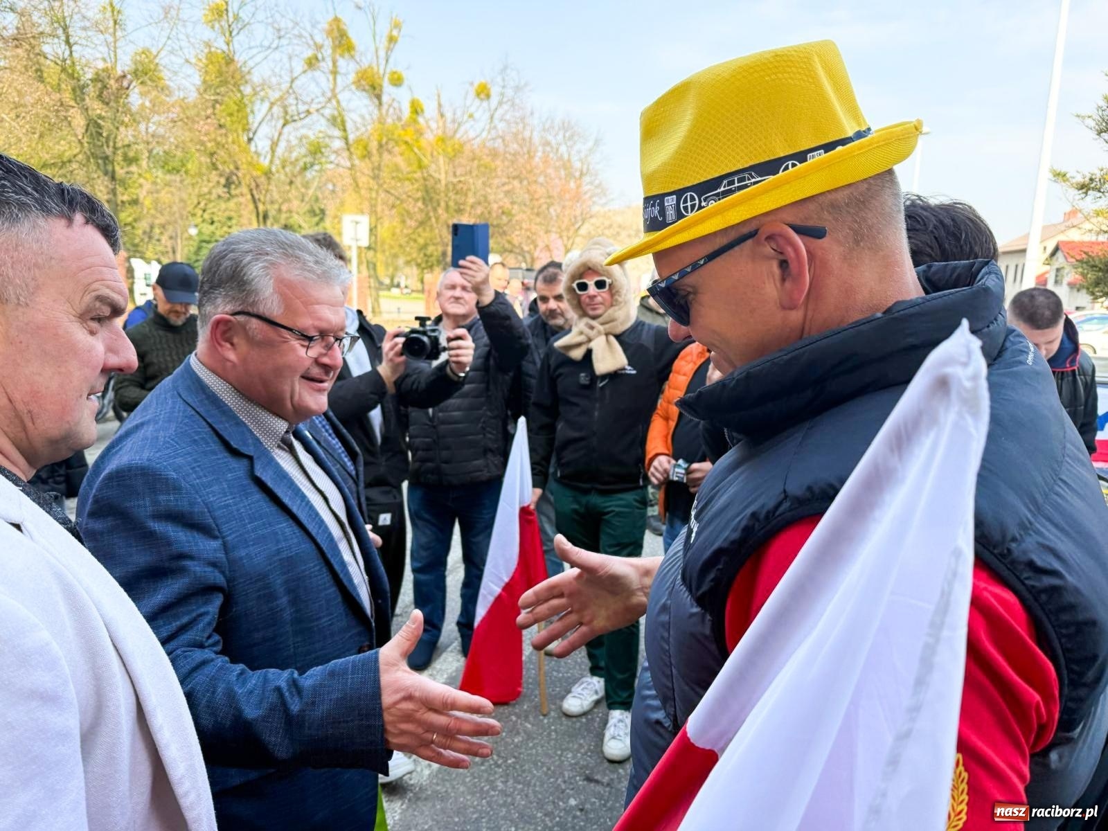 Zdjęcie w galerii na portalu naszraciborz.pl: Z Tajlandii do Chałupek: Kultowe Fiaty i Polonez tłumnie powitane w ojczyźnie [FOTO i WIDEO] wiadomości z regionu