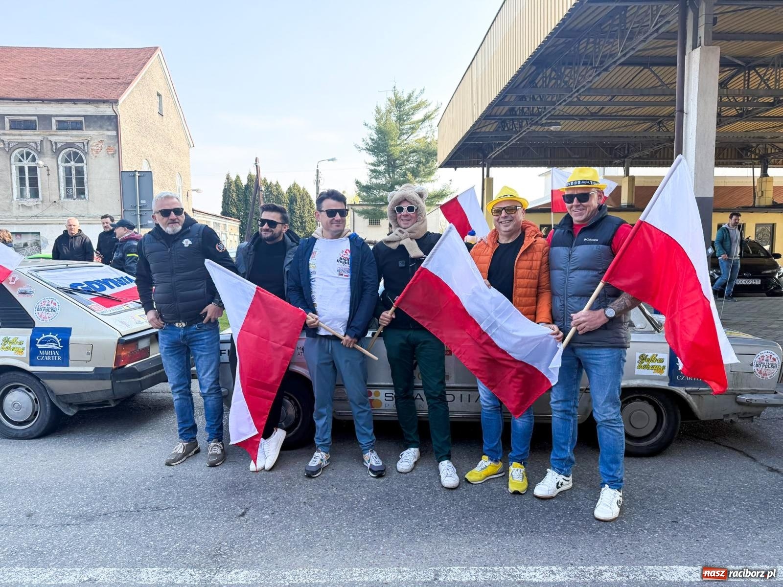 Zdjęcie w galerii na portalu naszraciborz.pl: Z Tajlandii do Chałupek: Kultowe Fiaty i Polonez tłumnie powitane w ojczyźnie [FOTO i WIDEO] wiadomości z regionu