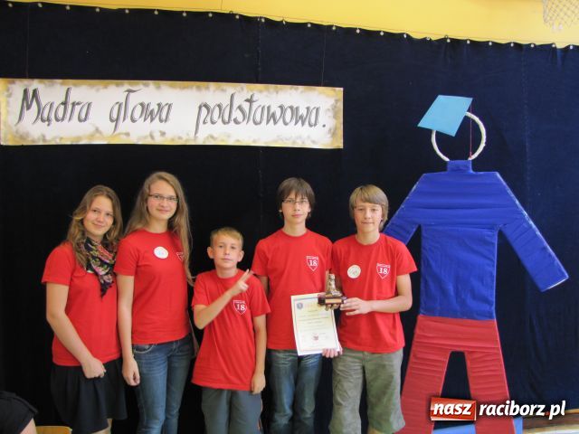 Zdjęcie w galerii na portalu naszraciborz.pl: Mądra głowa podstawowa w SP 13 wiadomości z regionu
