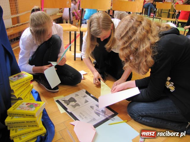 Zdjęcie w galerii na portalu naszraciborz.pl: Mądra głowa podstawowa w SP 13 wiadomości z regionu