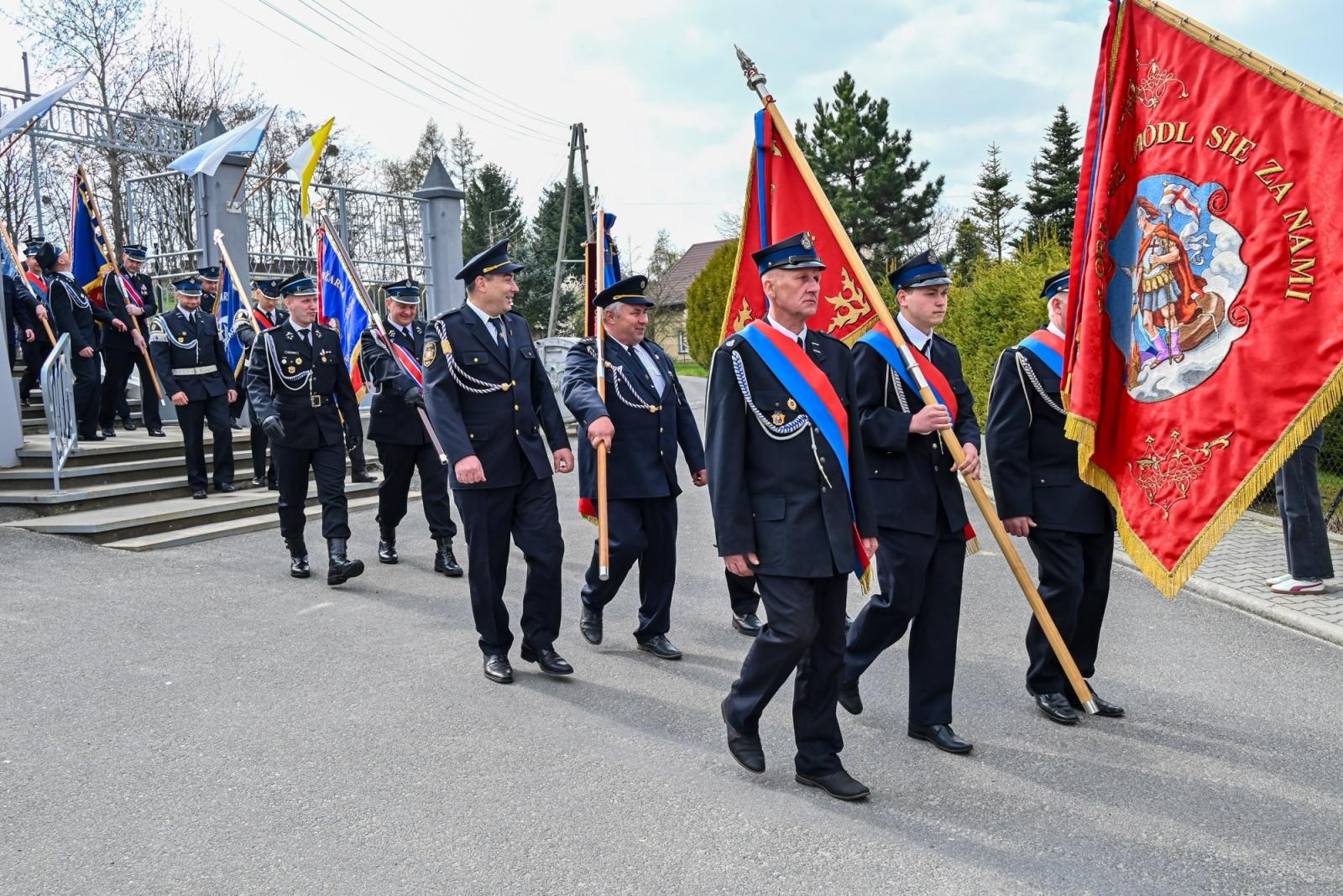 Zdjęcie w galerii na portalu naszraciborz.pl: Nowy mercedes dla OSP Owsiszcze. Uroczyste przekazanie kluczyków do nowego wozu wiadomości z regionu