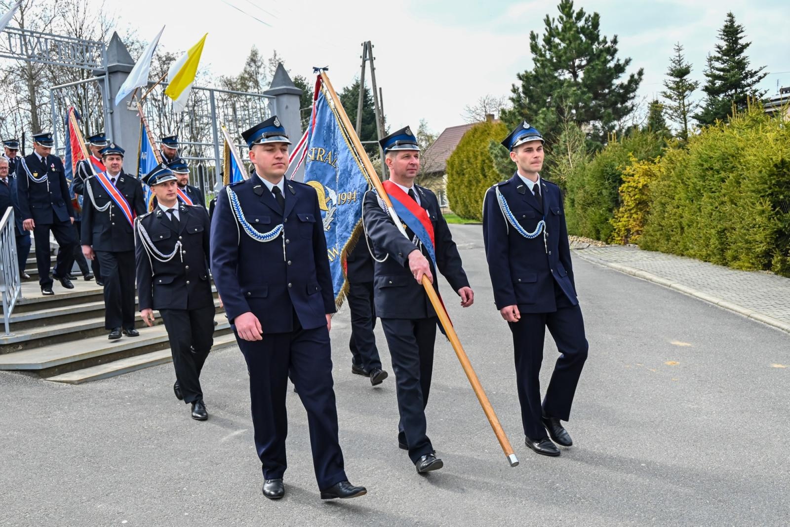 Zdjęcie w galerii na portalu naszraciborz.pl: Nowy mercedes dla OSP Owsiszcze. Uroczyste przekazanie kluczyków do nowego wozu wiadomości z regionu