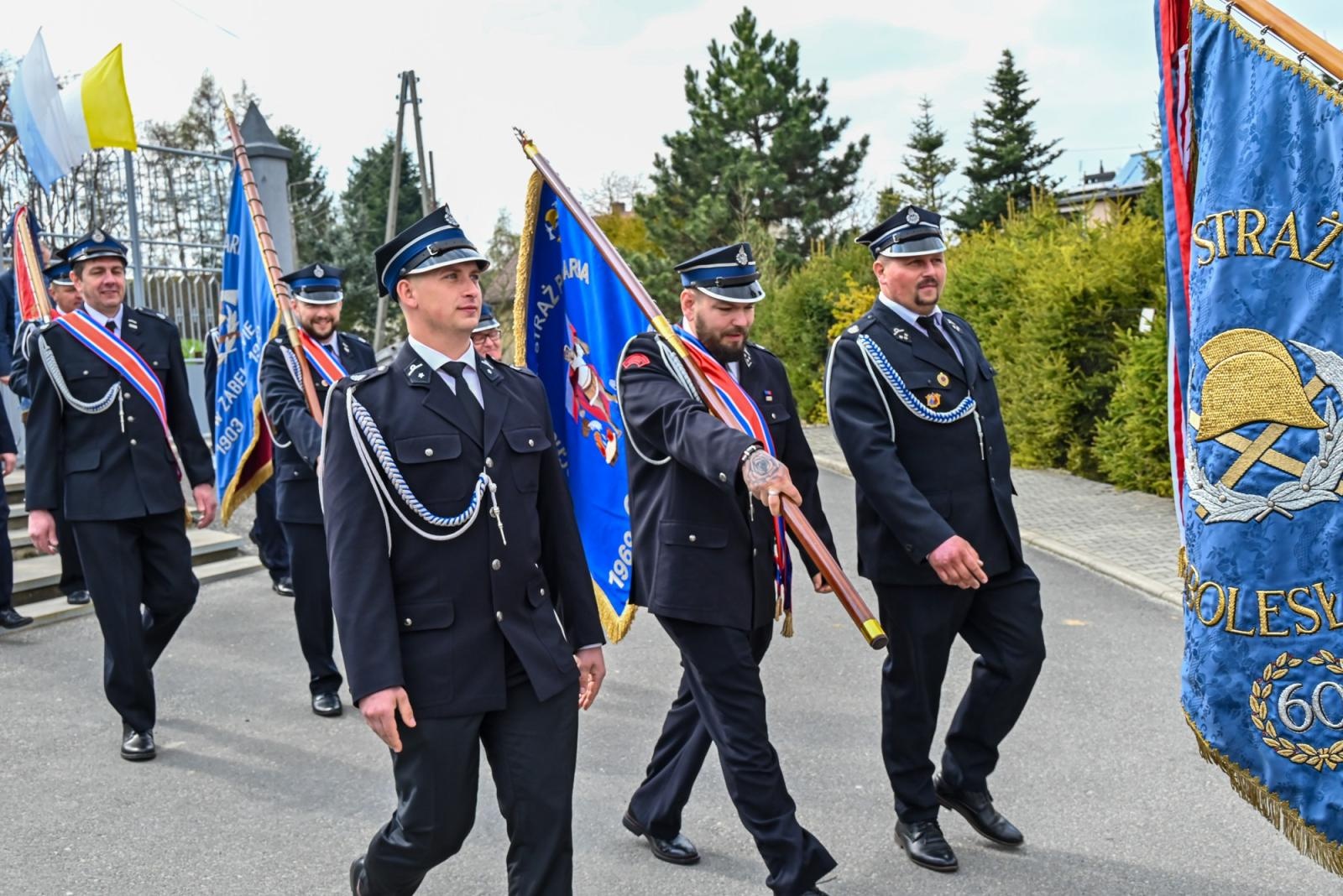Zdjęcie w galerii na portalu naszraciborz.pl: Nowy mercedes dla OSP Owsiszcze. Uroczyste przekazanie kluczyków do nowego wozu wiadomości z regionu