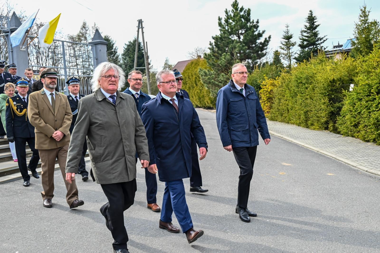 Zdjęcie w galerii na portalu naszraciborz.pl: Nowy mercedes dla OSP Owsiszcze. Uroczyste przekazanie kluczyków do nowego wozu wiadomości z regionu