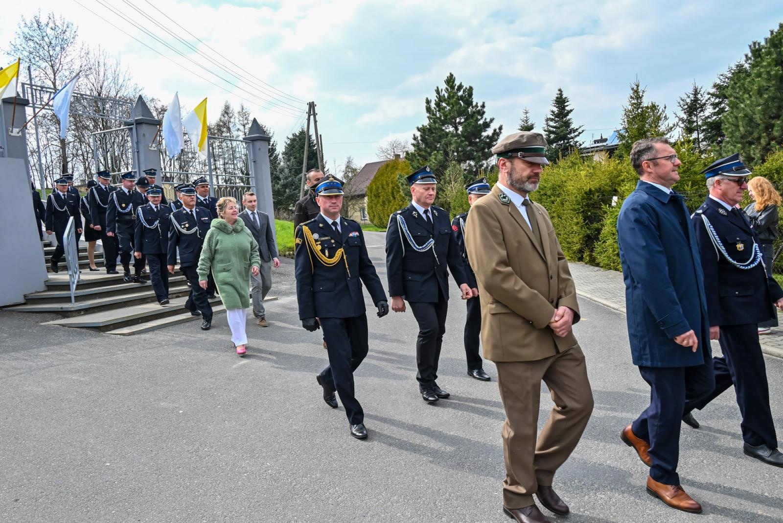 Zdjęcie w galerii na portalu naszraciborz.pl: Nowy mercedes dla OSP Owsiszcze. Uroczyste przekazanie kluczyków do nowego wozu wiadomości z regionu