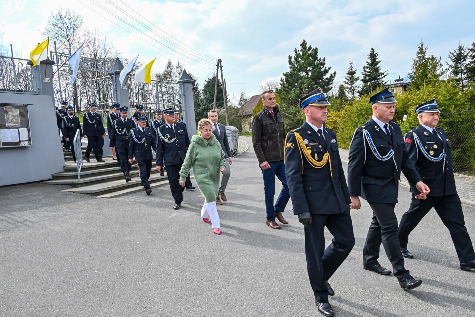 Zdjęcie w galerii na portalu naszraciborz.pl: Nowy mercedes dla OSP Owsiszcze. Uroczyste przekazanie kluczyków do nowego wozu wiadomości z regionu