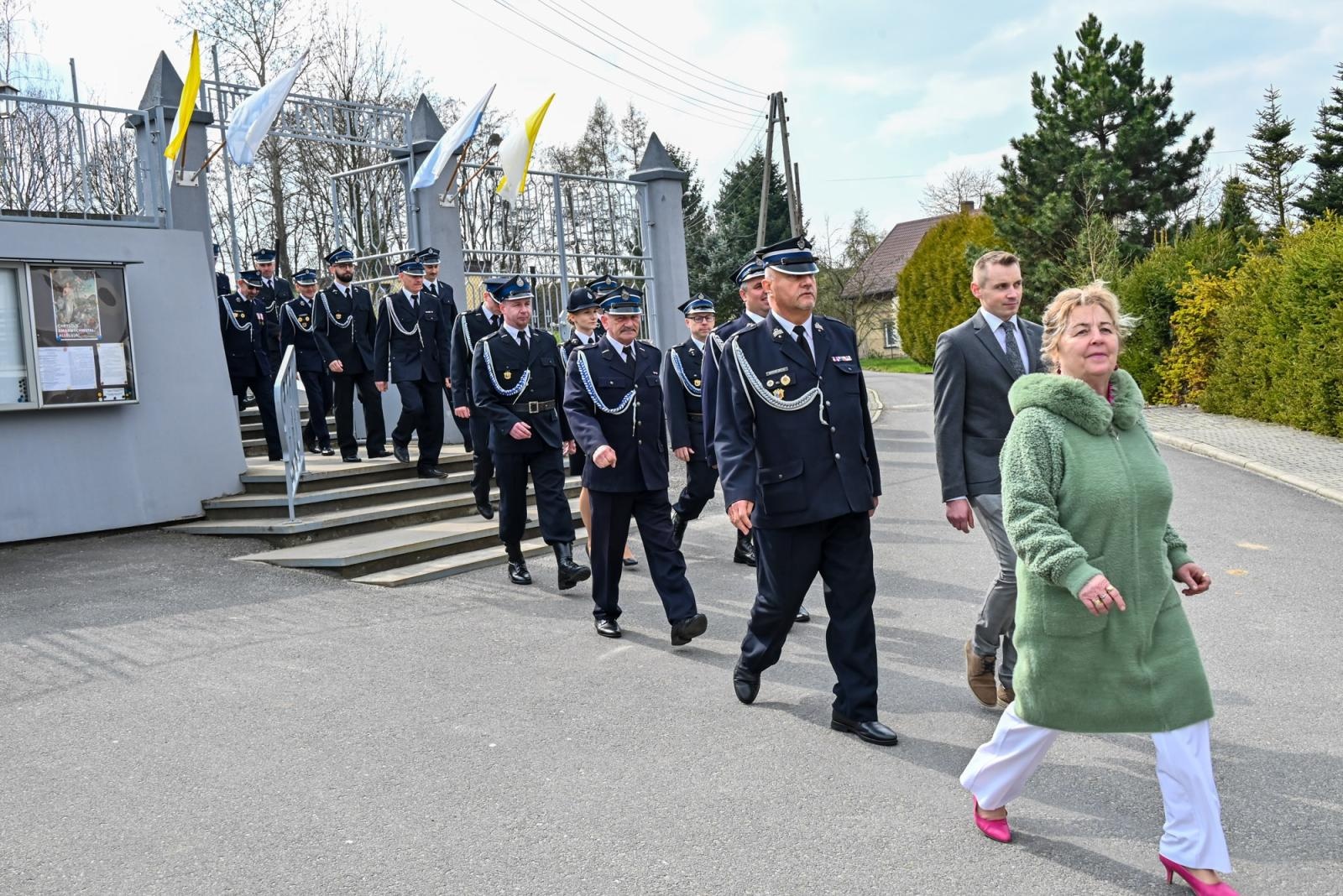 Zdjęcie w galerii na portalu naszraciborz.pl: Nowy mercedes dla OSP Owsiszcze. Uroczyste przekazanie kluczyków do nowego wozu wiadomości z regionu
